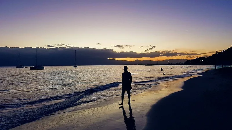 800px-plage de la datcha%2c au gosier%2c au coucher du soleil