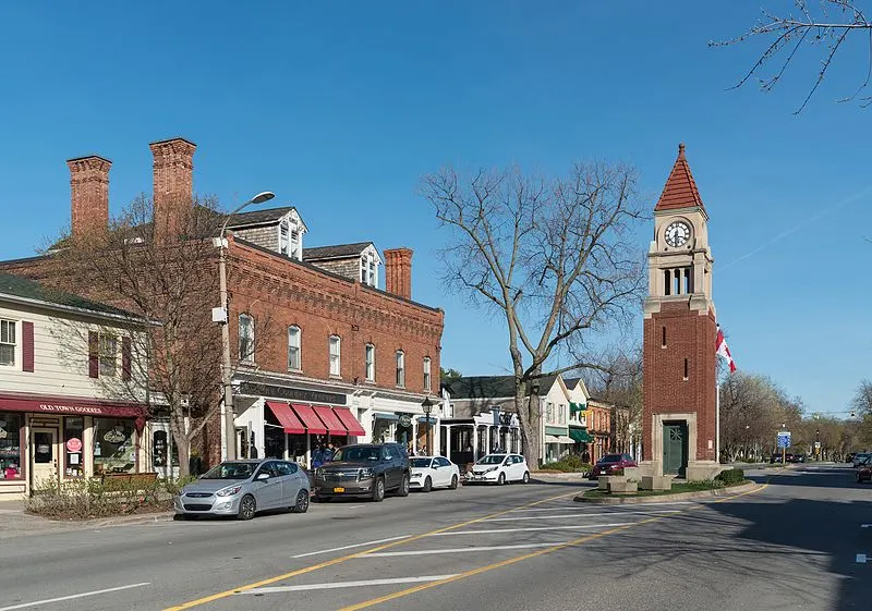 800px-queen st and clock tower%2c niagara-on-the-lake 20170418 1