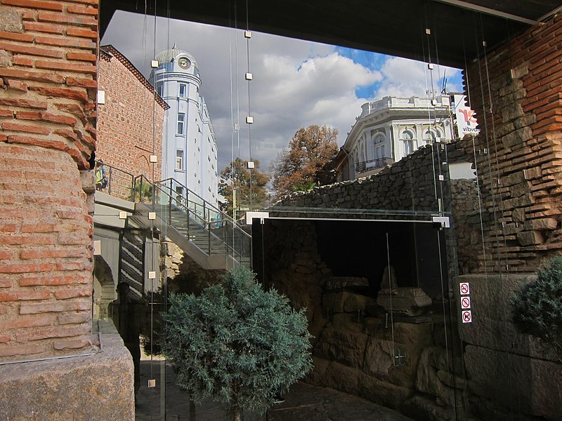 800px-reflection in plovdiv - panoramio