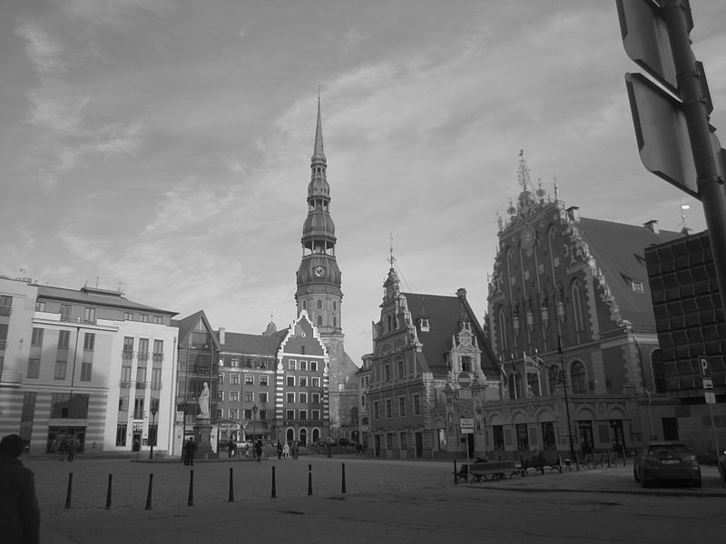 800px-riga old town hall square