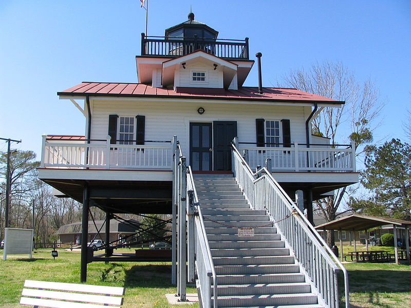 800px-river lighthouse museum%2c a replica of the 1866 roanoke river lighthouse %288634531015%29