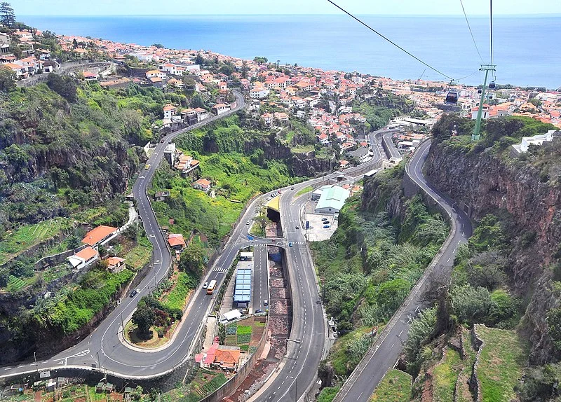 800px-roads in funchal. madeira %2840475799743%29