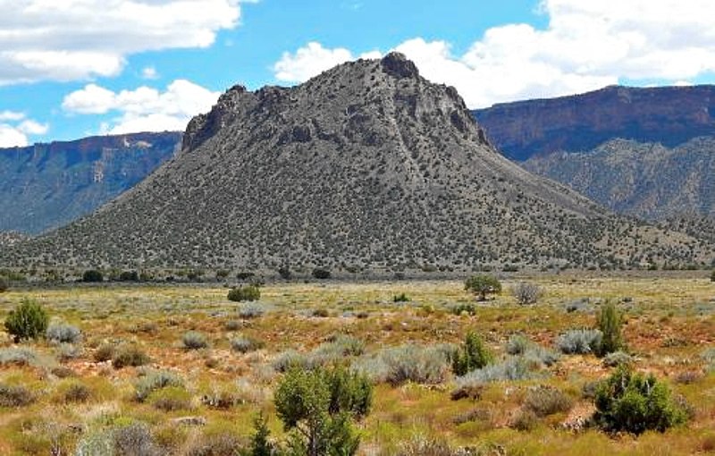 800px-round mountain in castle valley