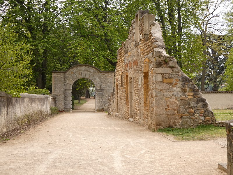 800px-saint-genis-laval - parc de beauregard - porte de beauregard et murs