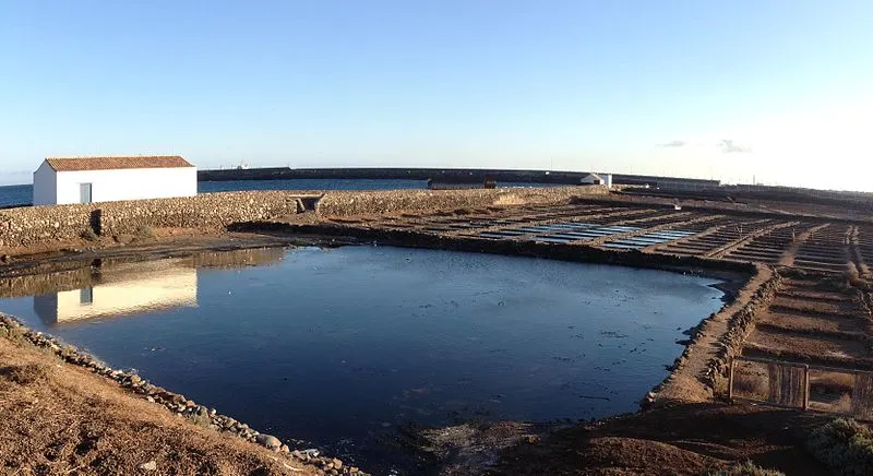 800px-salinas de arinaga%2c en ag%c3%bcimes%2c gran canaria