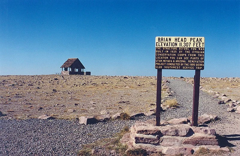 800px-scenic byway 143 - utah%27s patchwork parkway - observation shelter and sign atop brian head peak - nara - 7722000