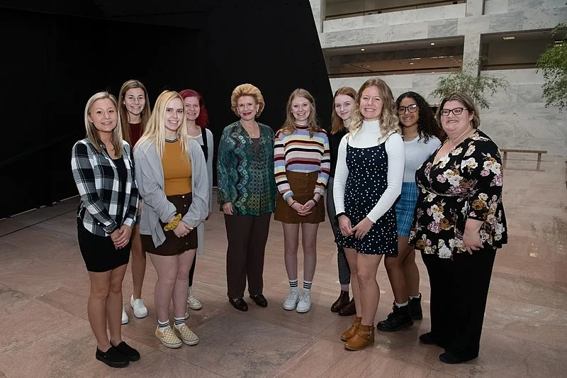 800px-senator stabenow meets with journalism students and faculty from lake fenton%2c michigan. %2849101422753%29
