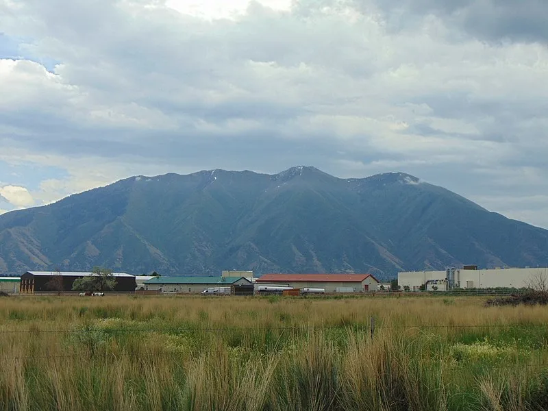 800px-spanish fork peak from spanish fork-springville airport%2c jun 16