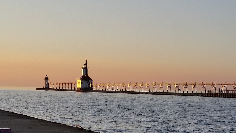 800px-st. joseph north pier inner and outer lights and lighthouse