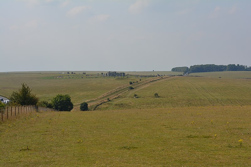 800px-stonehenge landscape