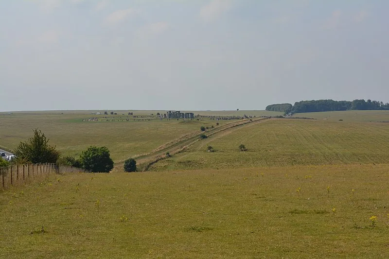 800px-stonehenge landscape