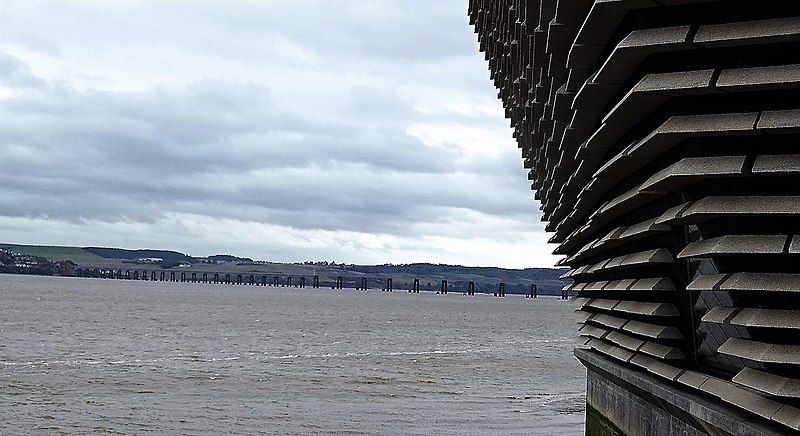 800px-tay rail bridge and river from the v%26a museum%2c dundee