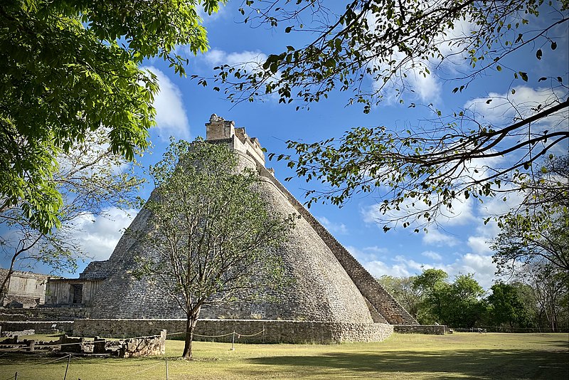 800px Temple of the Soothsayer Adivino 800px-temple of the soothsayer - adivino - zona arqueol%c3%b3gica de uxmal%2c yucatan%2c mexico may 2021