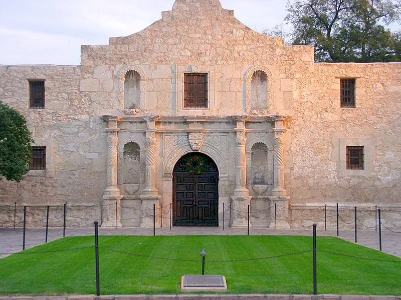 800px-the alamo in san antonio texas