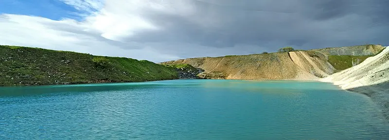 800px-the blue lagoon at harpur hill quarry