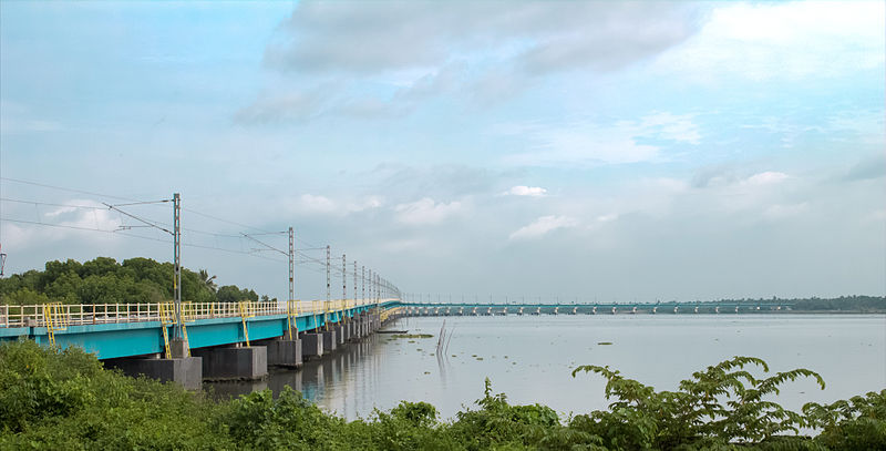 800px-the rail bridge to vallarpadam is.