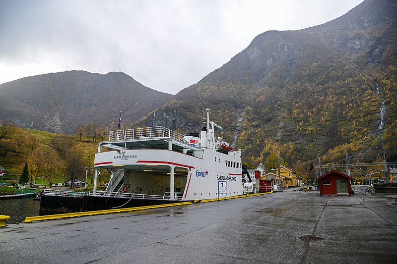 800px-the ferry that took us through n%c3%a6r%c3%b8yfjord %28fl%c3%a5m%29 %2832021616916%29