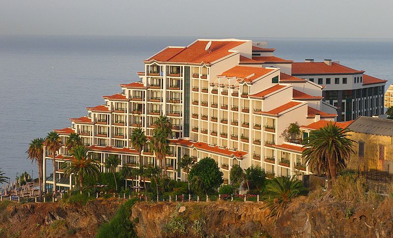 800px-the grand cliff bay hotel in funchal%2c madeira island%2c portugal