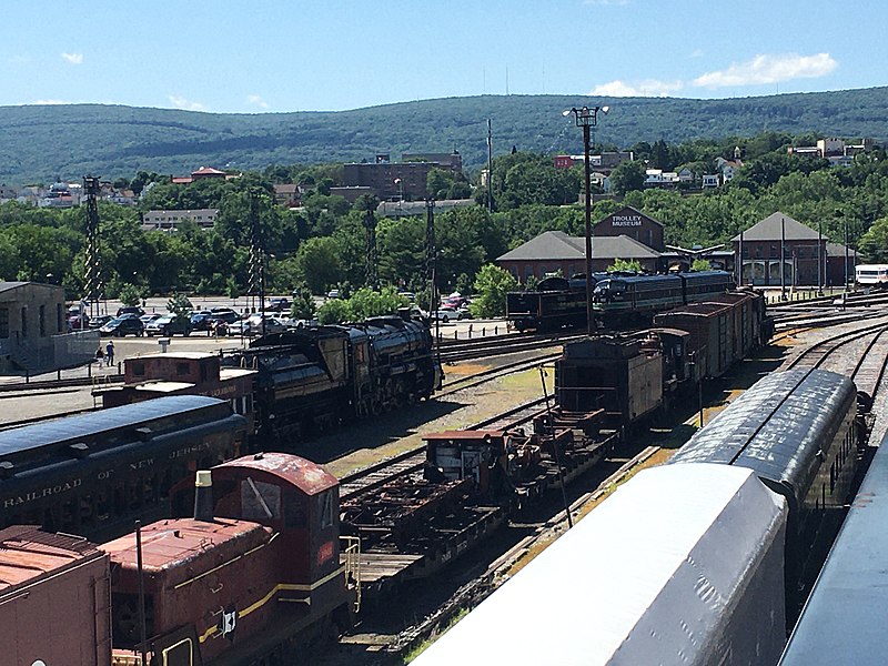 800px-trolley museum and steamtown trains in scranton%2c pa%2c viewed from walkway of marketplace at steamtown