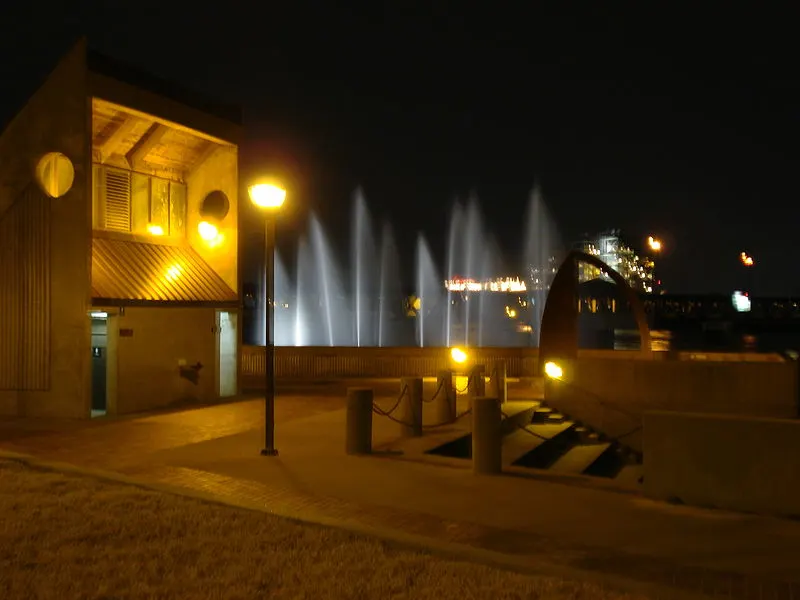 800px-tulsa river parks fountains
