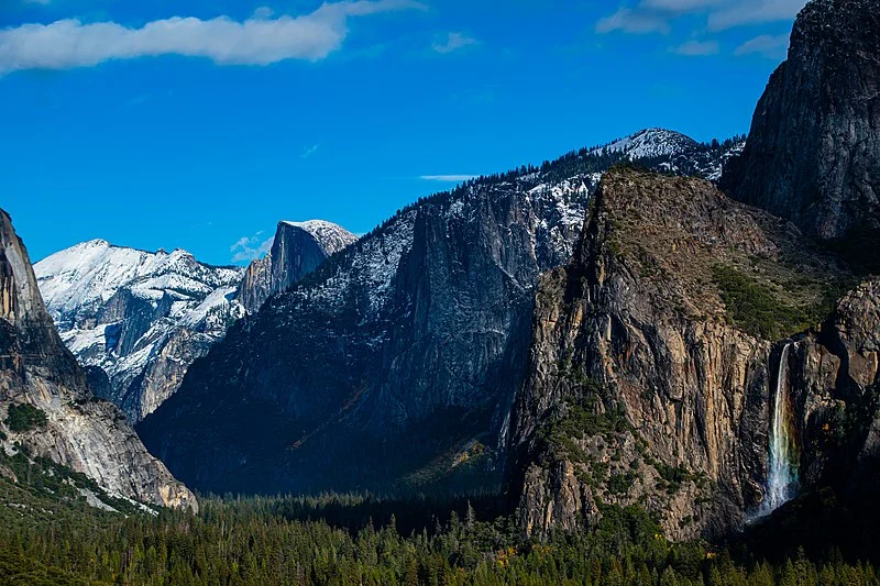 800px-tunnel view with rainbow-colored bridal veil falls