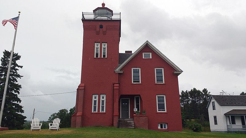 800px-two harbors lighthouse-front horizontal