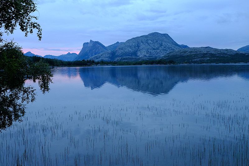 800px-vatnvatnet lake view towards heggmotinden