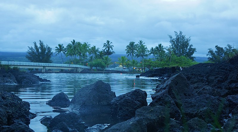 800px-waiakea pond-hilo %e2%89%a1 eric tessmer%2c molokai%2c hawaii - panoramio