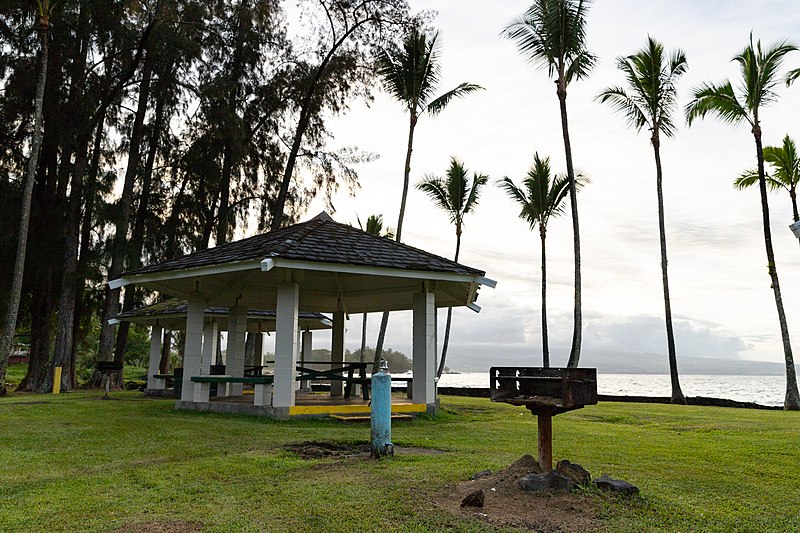 800px-waiolena beach park barbecue hilo big island hawaii %2845364281785%29