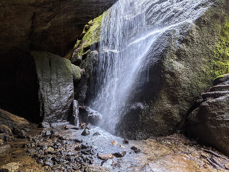 800px-water flowing down the rocks at nelson-kennedy ledges state park following a spring rain