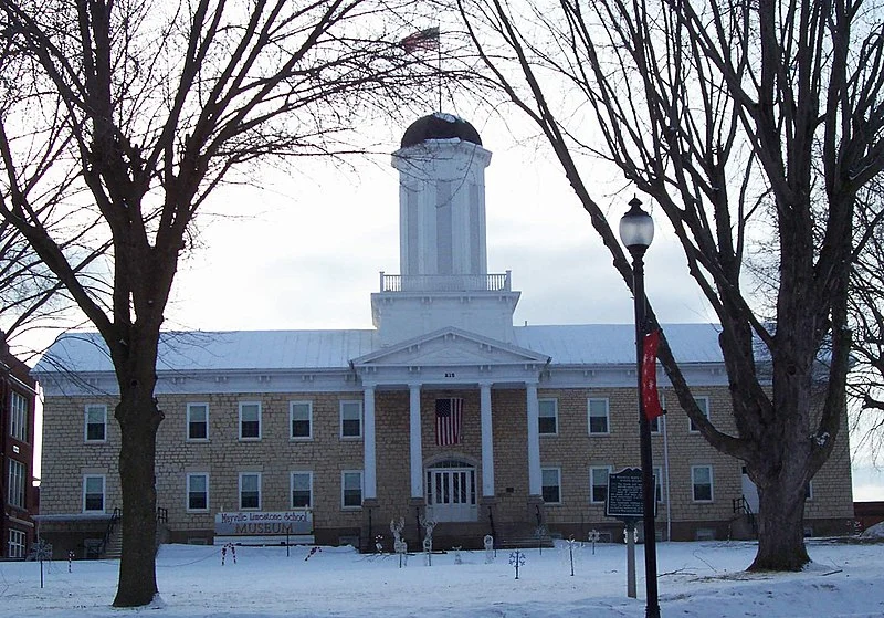 800px WhiteLimestoneSchoolMayvilleWisconsinWIS28WIS67 800px-whitelimestoneschoolmayvillewisconsinwis28wis67