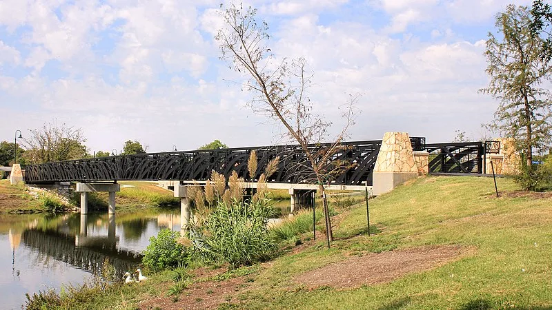 800px-woodlawn lake park pedestrian bridge