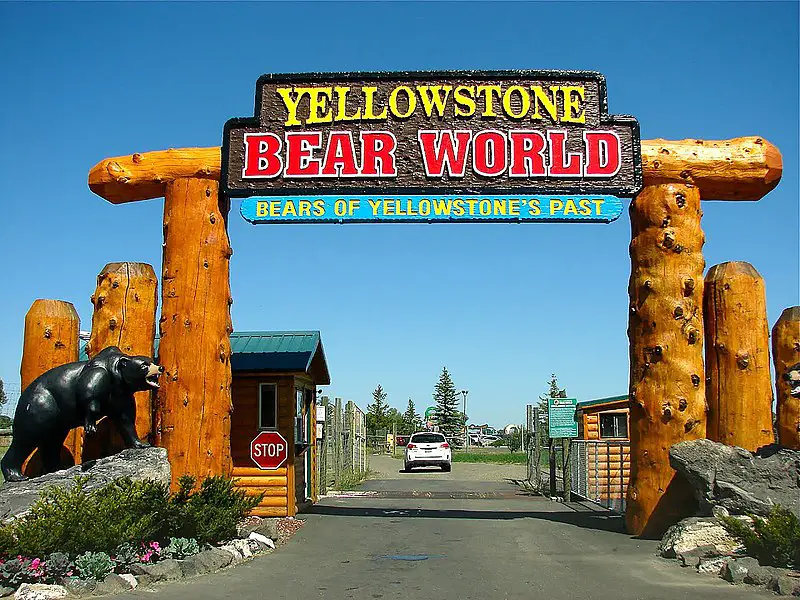 800px-yellowstone bear world entrance
