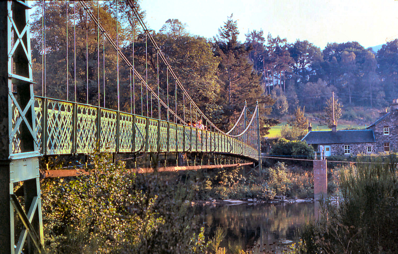 Iron suspension bridge%2c pitlochry - geograph.org.uk - 2279077