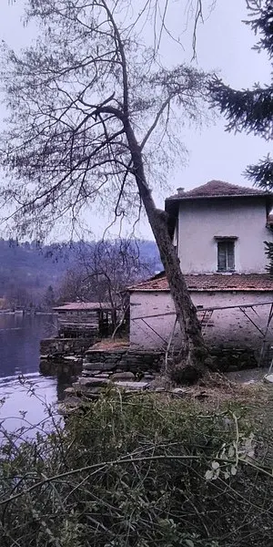 300px-house lake orta 13-3-22