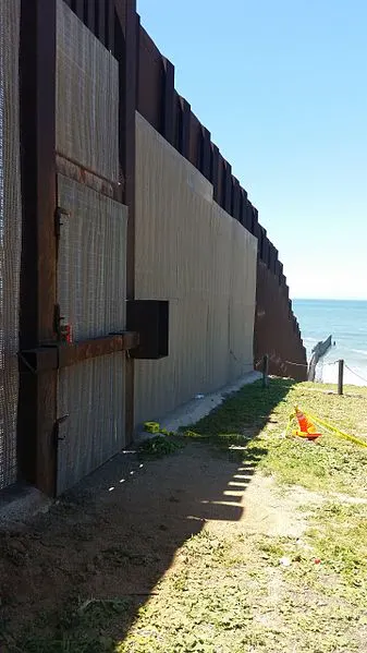 337px-closed gate to parque de la amistad