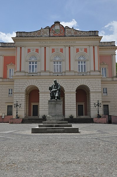 398px-cosenza teatro rendano e monumento a telesio 3