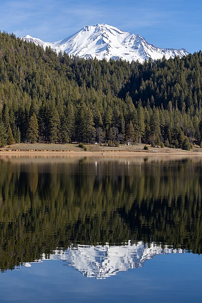 399px-mount shasta as seen from lake siskiyou-2886