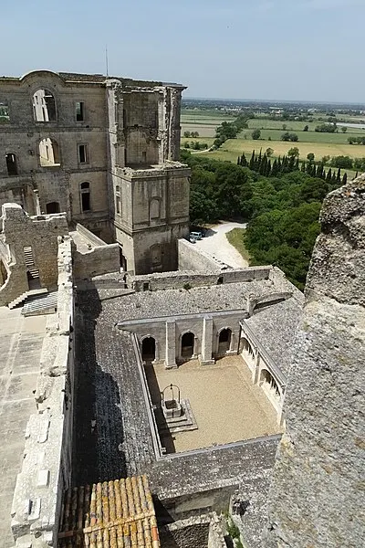 400px-abbaye saint-pierre de montmajour 42