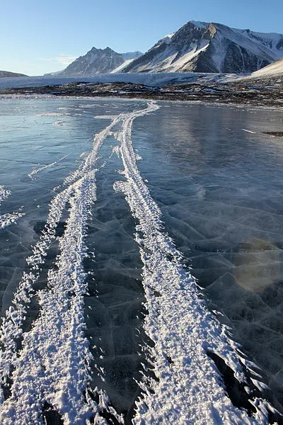 400px-antarctica lake fryxell