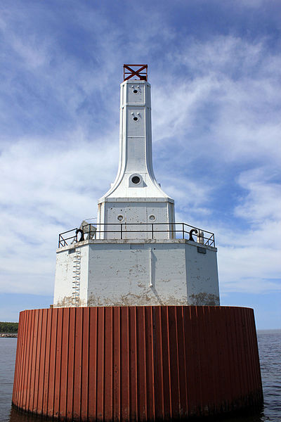 400px-gfp-michigan-mclain-state-park-full-view-of-the-lighthouse