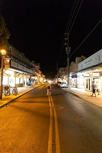 400px-lahaina front street at night maui hawaii %2831868834348%29