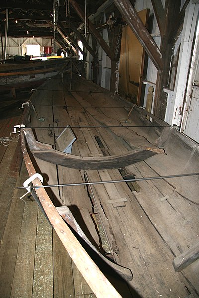 400px-log canoe at chesapeake bay maritime museum