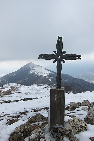 400px-summit cross on mountain monte rai 1260masl - lecco%2c lombardy%2c italy - 2021-02-09