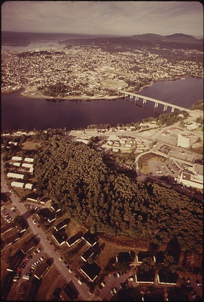 404px-aerial view looking southwest showing the warren avenue bridge connecting east bremerton%2c in the foreground%2c and the... - nara - 556951