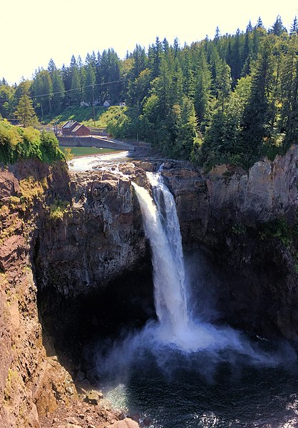 418px-snoqualmie falls in washington state
