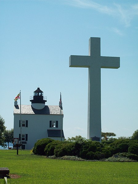 448px-cross and blackistone lighthouse sept 09