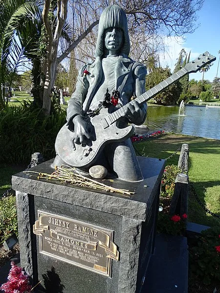 450px-gravestone of johnny ramone - hollywood forever cemetery - hollywood - california - usa %2840238700983%29