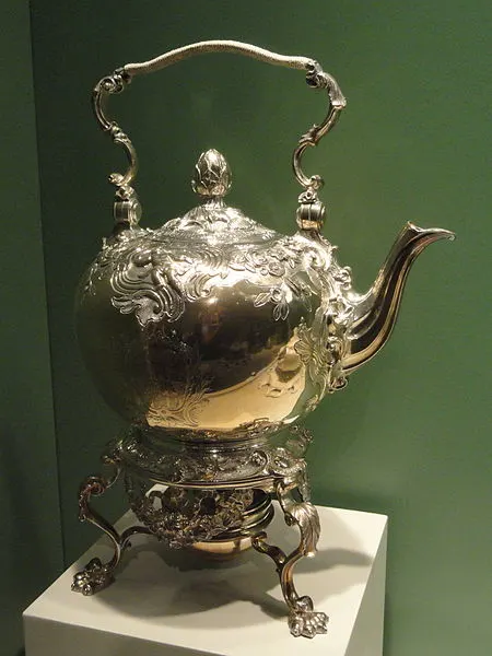 450px-hot water kettle with tripod and spirit lamp%2c 1743-1744%2c paul de lamerie%2c england%2c silver - art institute of chicago - dsc09782