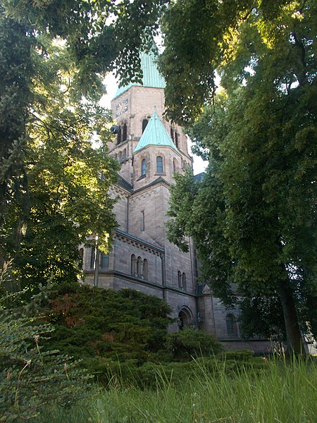 450px-kaiserslautern apostelkirche mit b%c3%a4umen